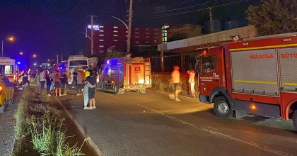 YOLUN KENARINDA DURAN TIRA İŞÇİ SERVİSİ ÇARPTI