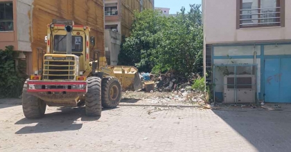 YALNIZ YAŞAYAN YAŞLI KADININ EVİNDEN 13 KAMYON ÇÖP ÇIKTI