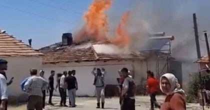 YEMEK YAPMAK İÇİN YAKTIĞI ATEŞ EVİNİ VE DAMINI KÜLE ÇEVİRDİ