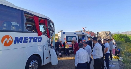YOLCU OTOBÜSÜ VE TIRIN DA KARIŞTIĞI KAZADA 24 KİŞİ YARALANDI