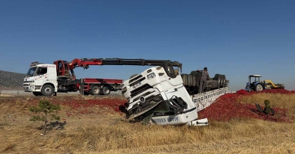 20 TON SALÇALIK BİBER KAZADA ÇEVREYE DAĞILARAK ZİYAN OLDU