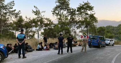 22 DÜZENSİZ GÖÇMEN VE 2 GÖÇMEN KAÇAKÇISI YAKALANDI