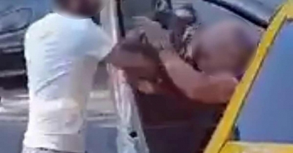 TAKSİCİYE SALDIRDI, DAYAK YEMEKTEN ZOR KURTULDU