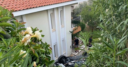 MARMARİS'TE OTOMOBİL EVİN BAHÇESİNE UÇTU: 1 ÖLÜ, 4 YARALI