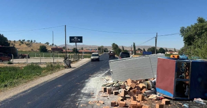 ŞUHUT’TA PATPAT DEVRİLDİ: 5 KİŞİ YARALANDI