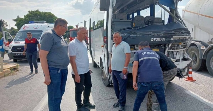 AFYONKARAHİSAR'DA MİDİBÜS KAMYONLA ÇARPIŞTI: 7 YARALI