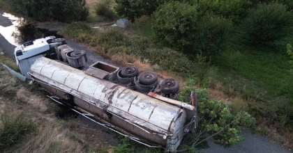 AFYONKARAHİSAR’DA SICAK ASFALT YÜKLÜ TIR DEVRİLDİ
