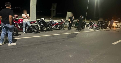 AKROBATİK HAREKET YAPAN MOTORCULAR JANDARMADAN KAÇAMADI