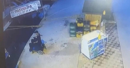 AKÜLÜ SANDALYE İLE GELDİĞİ İSKELEDEN KENDİNİ DENİZE BIRAKTI