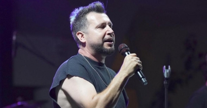 BODRUM'DA USTA SANATÇIDAN DİNLEYİCİYE MÜZİK ZİYAFETİ