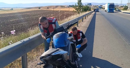 BARİYERLERE ÇARPIP 30 METRE SÜRÜKLENEN MOTOSİKLETİN SÜRÜCÜSÜ YAŞAMINI YİTİRDİ
