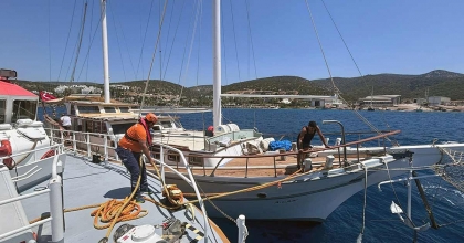 BODRUM’DA İÇİNDE 6 KİŞİ BULUNAN VE SU ALAN TEKNE KURTARILDI