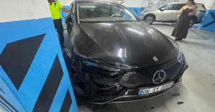 ÇEŞME'DE VALE 7 MİLYONLUK ARACI KULLANILAMAYACAK HALE GETİRDİ