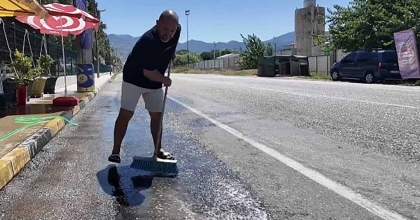 ÇEVRECİ BAKKALA BAŞKAN ÖKÜZCÜOĞLU'NDAN PLAKET
