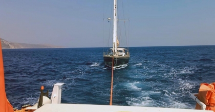 DATÇA’DA AÇIKLARINDA ARIZALANAN VE SÜRÜKLENEN YELKENLİ TEKNE KURTARILDI