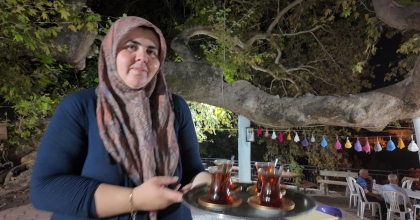 DEMİRCİ’DE 2 BİN YILLIK ANIT ÇINARDA ODUN ATEŞİNDE ÇAY