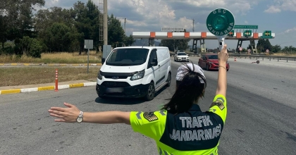  DURDURULAN ŞÜPHELİ ARAÇTA 5 DÜZENSİZ GÖÇMEN YAKALANDI