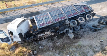 DEVRİLEN TIRIN SÜRÜCÜ KABİNİ PARÇALANDI, BİR KİŞİ YARALANDI