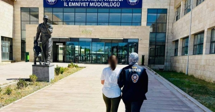 DOLANDIRICILIK SUÇUNDAN ARANAN ŞAHSI POLİS YAKALADI