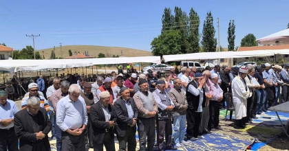 ELLER SEMAYA YAĞMUR İÇİN AÇILDI