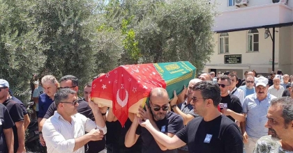 EVİNDE ÖLÜ BULUNAN YARIŞ SPİKERİ TOPRAĞA VERİLDİ