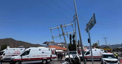 FETHİYE'DE TRAFİK KAZASINDA 11 KİŞİ YARALANDI