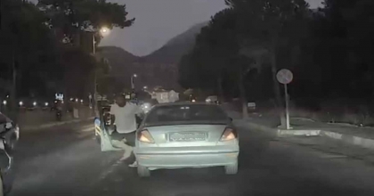 FETHİYE'DE TRAFİKTEKİ GERGİNLİK ARAÇ KAMERASINA YANSIDI