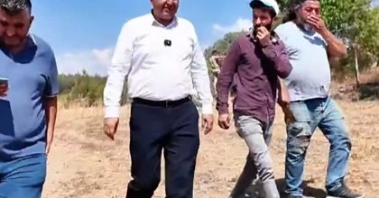 GEDİZ'DE HASAT COŞKUSU BAŞLADI, BAŞKAN AKEL ÇİFTÇİLERİN YANINDA