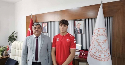 GENÇ PEHLİVAN BAŞARISINI İL MİLLİ EĞİTİM MÜDÜRÜNE ANLATTI