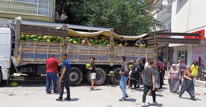 HAYIRSEVER İŞ ADAMI VATANDAŞLARA ÜCRETSİZ 20 TON KARPUZ DAĞITTI