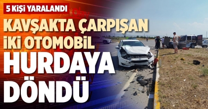 KAVŞAKTA ÇARPIŞAN İKİ OTOMOBİL HURDAYA DÖNDÜ