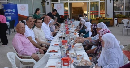 HUZUREVİ SAKİNLERİYLE YEMEKTE BULUŞTU