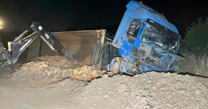 HAFRİYAT KAMYONU TRAKTÖRE ARKADAN ÇARPTI: 1 ÖLÜ, 1 YARALI