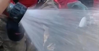 İZMİR YANGININDA İTFAİYECİLER BALIĞI KURTARDI