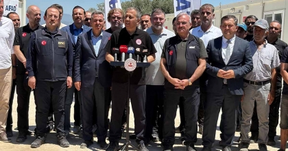 İÇİŞLERİ BAKANI YERLİKAYA, İZMİR’DE YANAN KÖYLERİ ZİYARET ETTİ