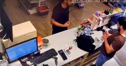 İKİ PAKET SİGARA İÇİN KASİYERİ BIÇAKLADILAR