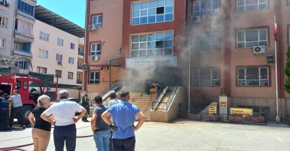 İNCİRLİOVA’DA BİR OKULUN ZEMİN KATINDA YANGIN ÇIKTI