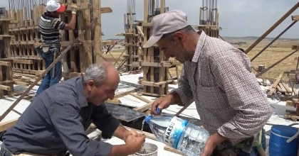 İNŞAAT İŞÇİLERİNİN SICAK HAVAYLA MÜCADELESİ