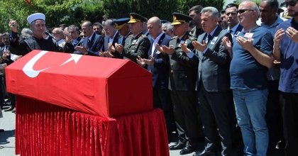 İZMİR, ŞEHİT ÜSTEĞMEN EGE AKAR'I DUALARLA SON YOLCULUĞUNA UĞURLADI