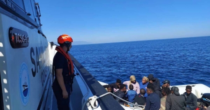 İZMİR AÇIKLARINDA 16 KAÇAK GÖÇMEN YAKALANDI