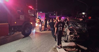 İZMİR'DE KAMYONET OTOMOBİLLE ÇARPIŞTI: 2'Sİ AĞIR 7 YARALI
