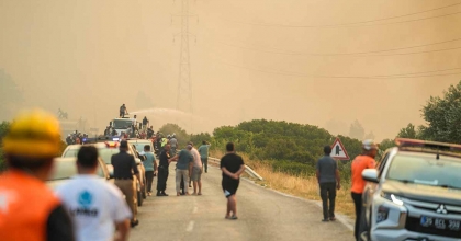 İZMİR'DE YANGINLA MÜCADELE SÜRÜYOR