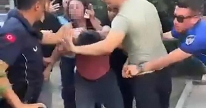 İZMİR'DE ZABITADAN SEYYAR SATICIYA DAYAK TEPKİ ÇEKTİ