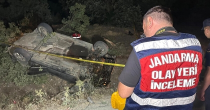 KONTROLDEN ÇIKAN OTOMOBİL ŞARAMPOLE DEVRİLDİ: 1 ÖLÜ, 2 YARALI