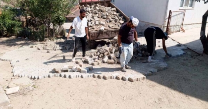 KARACASU'DA PARKE TAŞI DÖŞEME ÇALIŞMALARI DEVAM EDİYOR