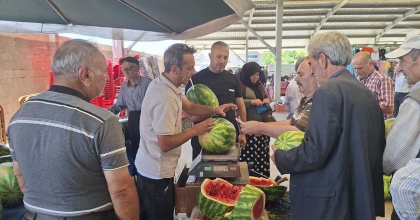 KİLOSU 3 LİRADAN SATILAN 17 TON KARPUZ 2 SAATTE TÜKENDİ