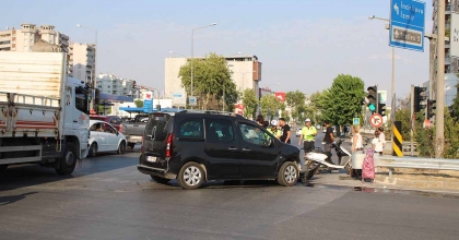 KIRMIZI IŞIK İHLALİ KAZA GETİRDİ: 1 YARALI