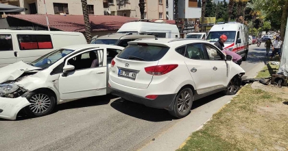 KUŞADASI’NDA FRENİ TUTMAYAN ARAÇ KAZAYA NEDEN OLDU: 5 YARALI