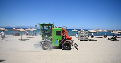 KUŞADASI PLAJLARINA SON MODEL KUM TEMİZLEME ARACI