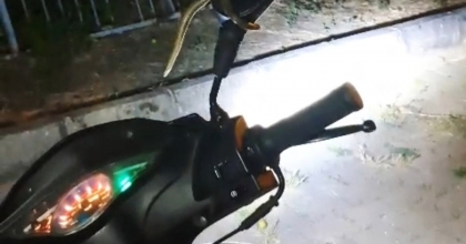 KÜTAHYA'DA PARK HALİNDEKİ MOTOSİKLETTE YILAN PANİĞİ